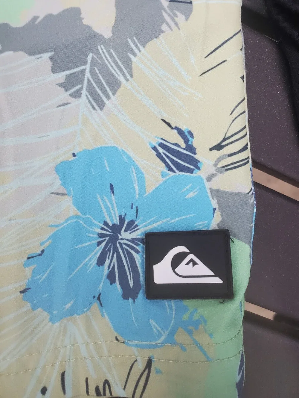 Quiksilver Men’s Green and Blue Tropical Board Shorts Size Small New